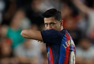 مهاجم برشلونة روبرت ليفاندوفسكي (رويترز)