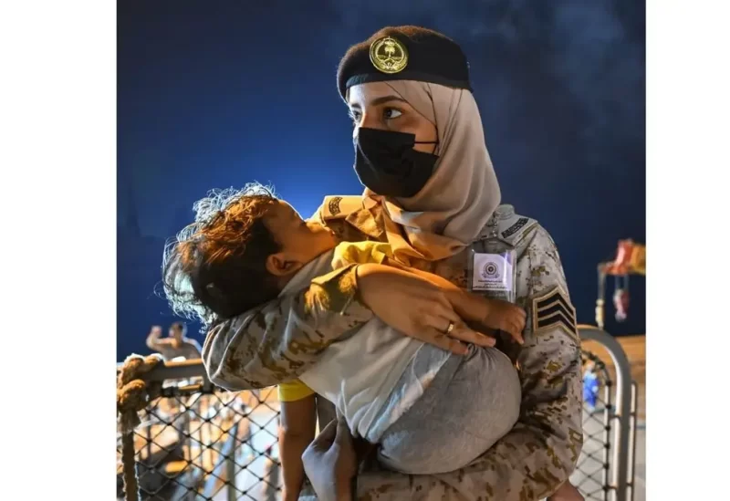 المجندة السعودية والطفل
