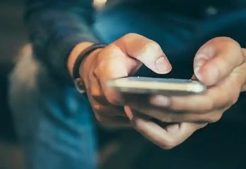 استخدام الهاتف الذكي- تعبيرية