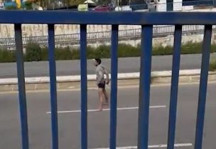 رجل يتعرض للسيارات في منتصف الأوتوستراد