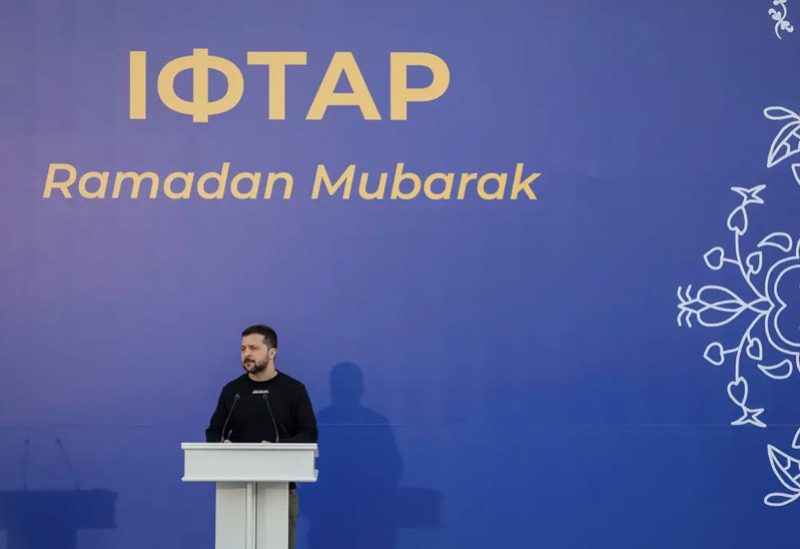 الرئيس الأوكراني فولوديمير زيلينسكي ينظم إفطاراً رمضانياً ويكرّم جنوداً مسلمين