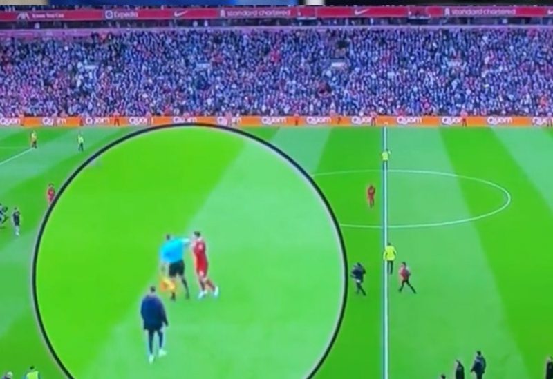 لحظة ضرب الحكم المساعد للاعب ليفربول