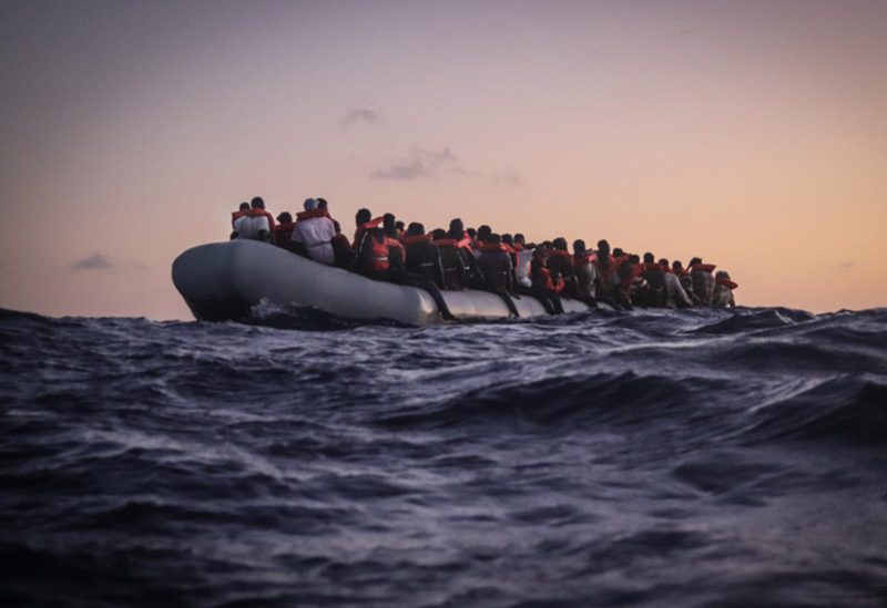 قارب مهاجرين في البحر