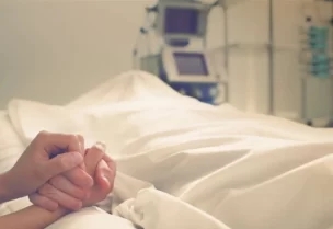 نجمة تنعى والدها الفنان الراحل