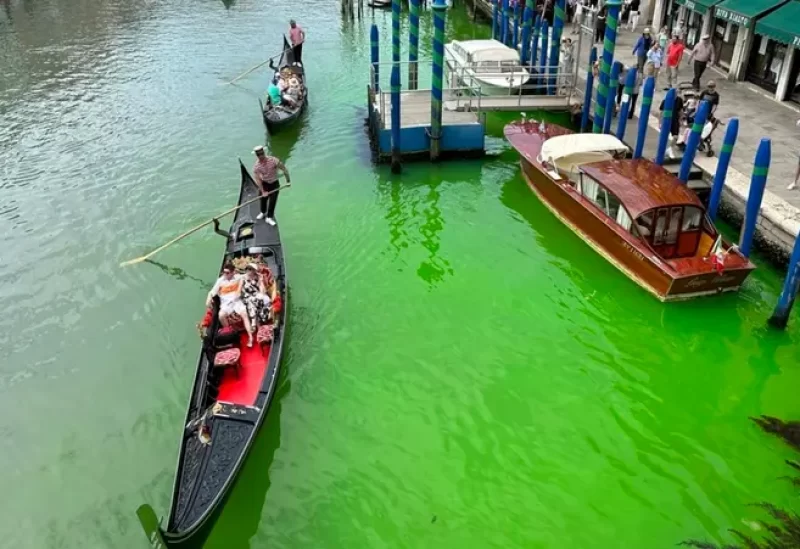 السائل الأخضر في مياه البندقية