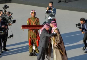 العاهل الأردني الملك عبد الله الثاني وولي عهده الأمير الحسين (رويترز)