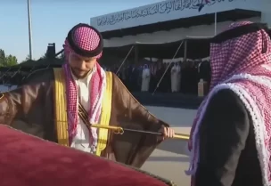 العاهل الأردني يهدي ولي العهد سيفًا هاشميًا