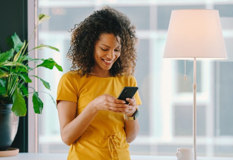 تصفح مواقع التواصل- تعبيرية