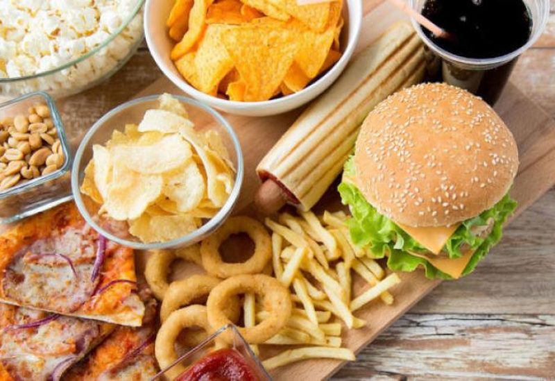 أطعمة غنية بالدهون والسكريات