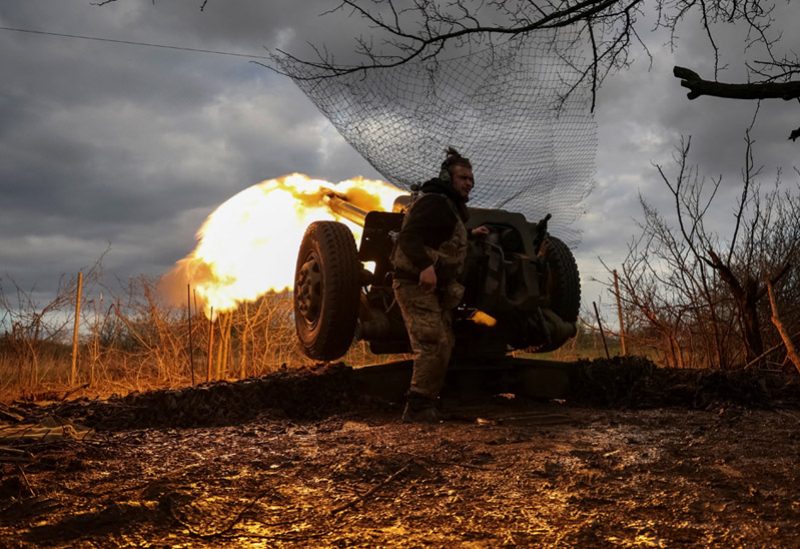 القوات الأوكرانية تقصف محيط باخموت - أرشيفية (رويترز)