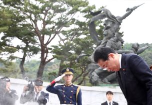 رئيس الوزراء الياباني فوميو كيشيدا خلال زيارته للمقبرة الوطنية في كوريا الجنوبية