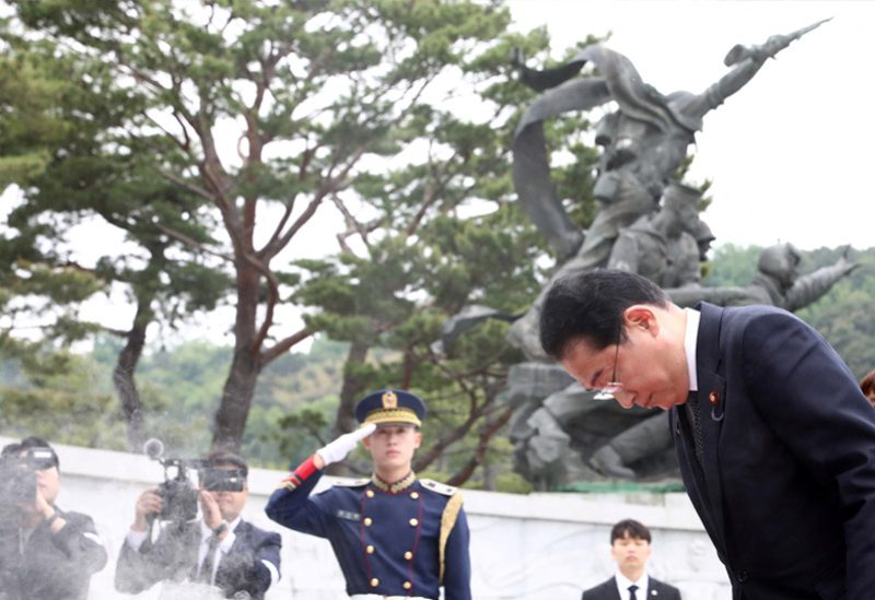 رئيس الوزراء الياباني فوميو كيشيدا خلال زيارته للمقبرة الوطنية في كوريا الجنوبية