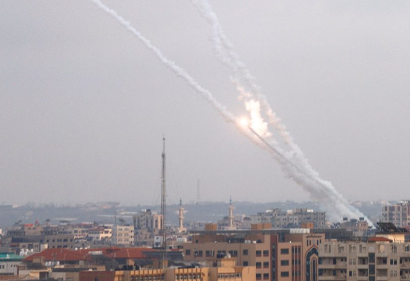 إطلاق صواريخ من غزة باتجاه الأراضي المحتلة (أرشيفية - رويترز)
