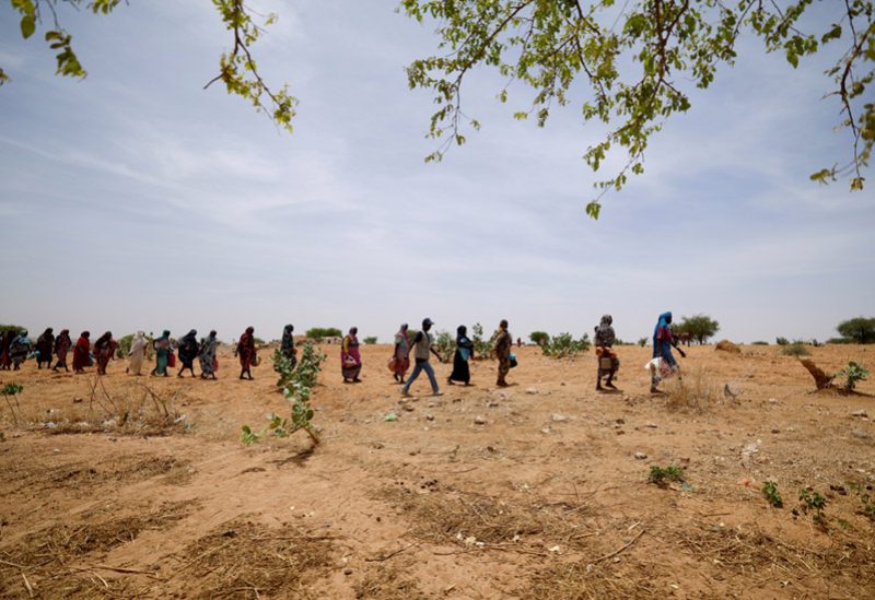 السودانيون يفرون من المعارك إلى الدول المجاورة