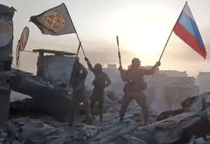 مقاتلو مجموعة فاغنر المرتزقة يلوحون بأعلام روسيا ومجموعة فاغنر