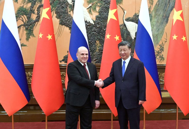 الرئيس الصيني شي جينبينغ خلال استقباله رئيس الوزراء الروسي ميخائيل ميشوستين