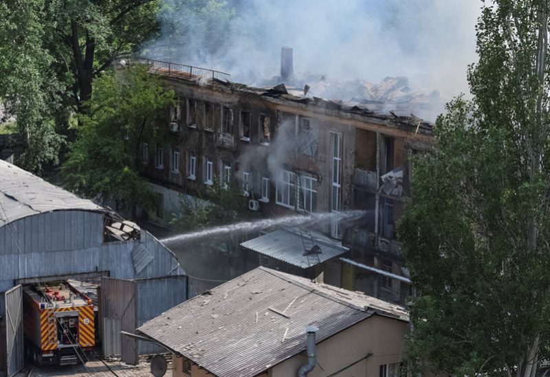 آثار الدمار جراء صاروخ أطلقته روسيا مستشفى في مدينة دنيبرو بشرق أوكرانيا