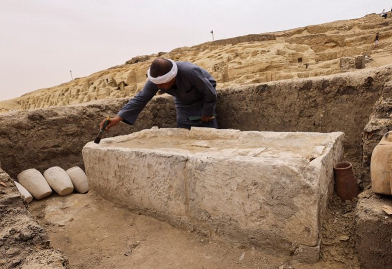 اكتشاف ورشتي تحنيط ومقبرتين بمنطقة آثار سقارة في مصر