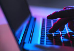 الإمارات تفرض غرامة ضخمة على كل من يسبّ "إلكترونياً"