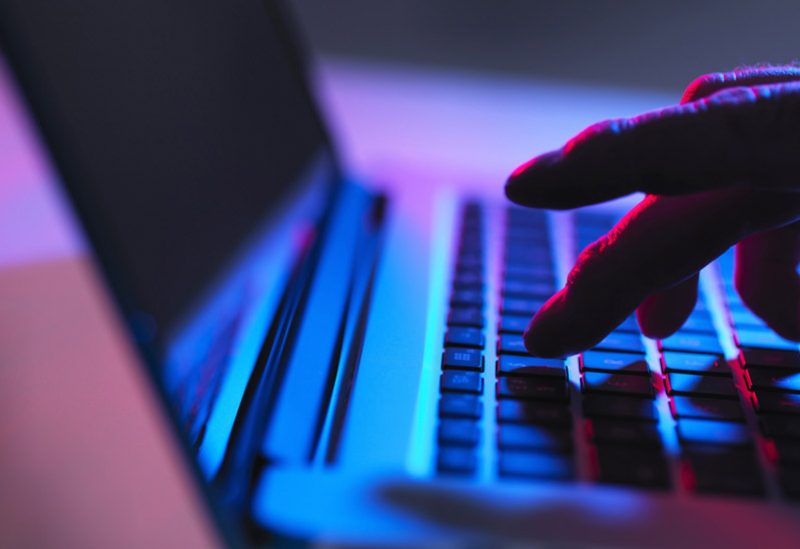 الإمارات تفرض غرامة ضخمة على كل من يسبّ "إلكترونياً"