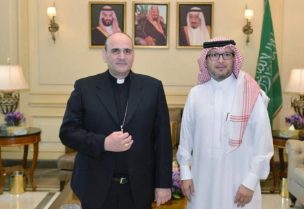 السفير السعودي وليد البخاري والسفير البابوي لدى لبنان المونسنيور باولو بورجيا