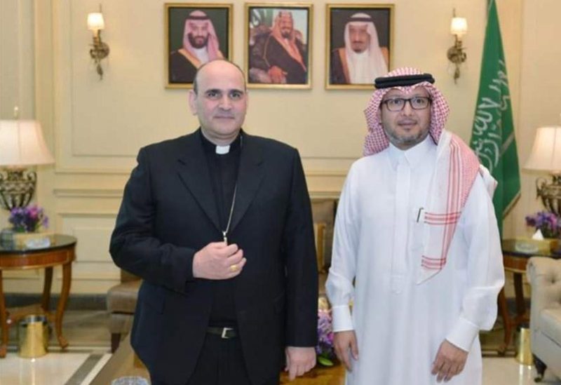 السفير السعودي وليد البخاري والسفير البابوي لدى لبنان المونسنيور باولو بورجيا