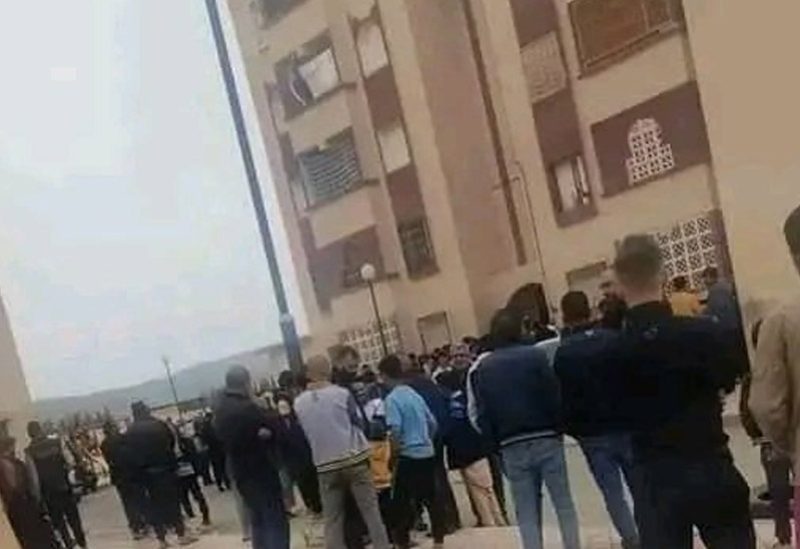 تجمع لأهالي المنطقة أمام البناء الذي تصدر منه الأصوات