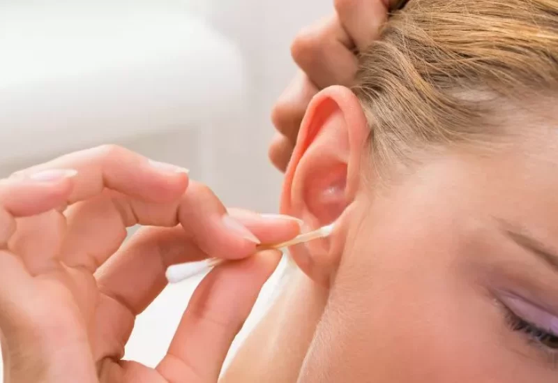 تنظيف الأذن- تعبيرية