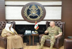 قائد الجيش مستقبلًا السفير بخاري