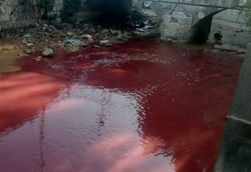 اصطباغ مياه نهر بردى باللون الأحمر