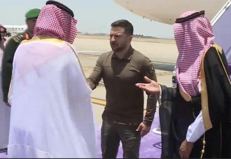 الرئيس الأوكراني فولوديمير زيلينسكي لحظة وصوله الى السعودية