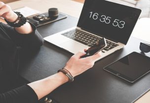 استخدام الهاتف الذكي- تعبيرية