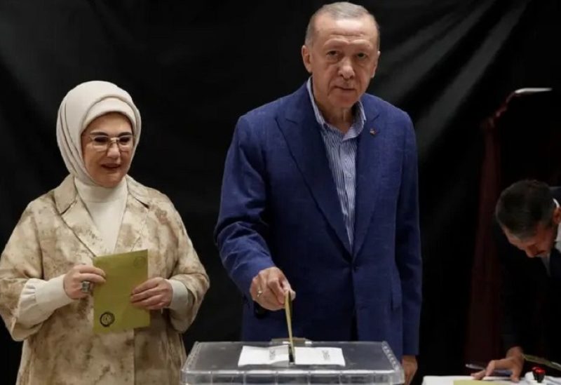 أردوغان يدلي بصوته خلال الجولة الثانية