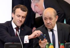 وزير الخارجيّة الفرنسي السابق جان إيف لودريان والرئيس الفرنسي إيمانويل ماكرون