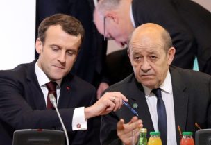 وزير الخارجيّة الفرنسي السابق جان إيف لودريان والرئيس الفرنسي إيمانويل ماكرون
