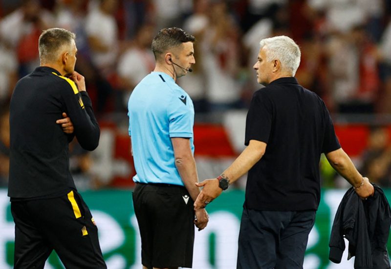 مدرب روما مورينيو يتحدث إلى الحكم الرابع في مباراة نهائي دوري أوروبا
