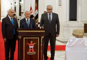رئيس العراق يعرض قطعة أثرية آشورية "متميزة" جداً