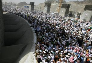 الحجاج في منشأة الجمرات