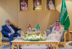 وزير الخارجية السعودي الأمير فيصل بن فرحان ونظيره اللبناني عبد الله بو حبيب