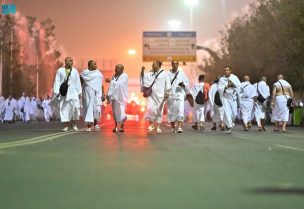 حجاج بيت الله الحرام يستعدون للصعود إلى صعيد عرفات