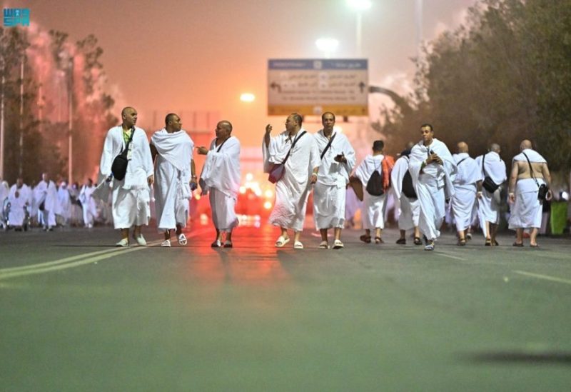 حجاج بيت الله الحرام يستعدون للصعود إلى صعيد عرفات