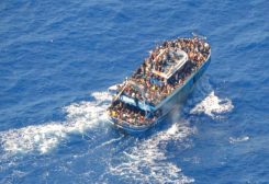 صورة غير مؤرخة قدمها خفر السواحل اليوناني تظهر مهاجرين على متن قارب أثناء عملية إنقاذ