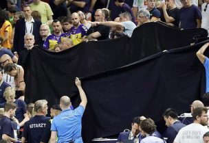 أفراد الطاقم الطبي خلال سقوط الصحفي البولندي