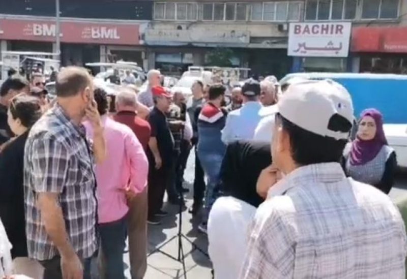 وقفة احتجاجيّة لأهالي العسكريين عند مستديرة ساحة النور