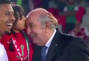 لقطة طريفة بين الرئيس الجزائري عبد المجيد تبون وطفلة