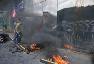 إحراق وتحطيم واجهات زجاجيّة لمصارف