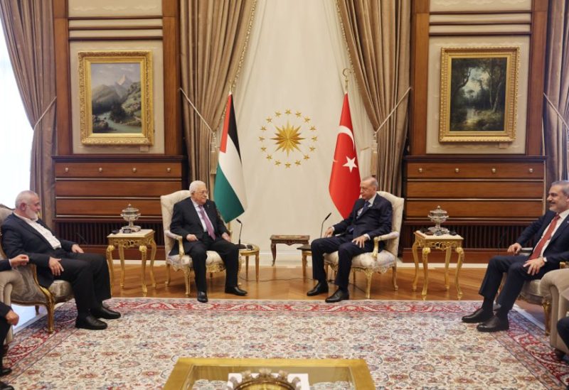 اجتماع بين أردوغان والرئيس الفلسطيني ورئيس المكتب السياسي لحماس (رويترز)