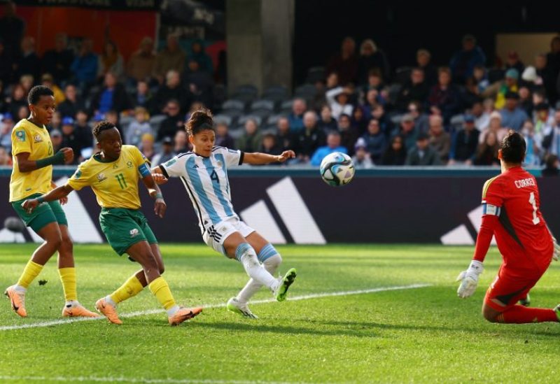 من مباراة الأرجنتين وجنوب أفريقيا في كأس العالم لكرة القدم للسيدات (رويترز)