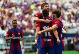 مهاجم نادي برشلونة فيران توريس يحتفل مع زملائه