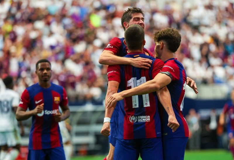 مهاجم نادي برشلونة فيران توريس يحتفل مع زملائه